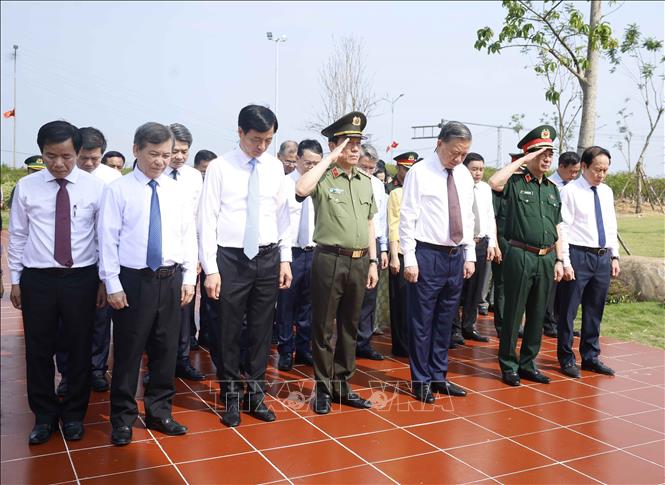 Tổng B&iacute; thư, Chủ tịch nước T&ocirc; L&acirc;m c&ugrave;ng c&aacute;c đại biểu tưởng niệm tại Khu di t&iacute;ch Quốc gia đặc biệt Bến ph&agrave; Gianh. Ảnh: Thống Nhất/TTXVN