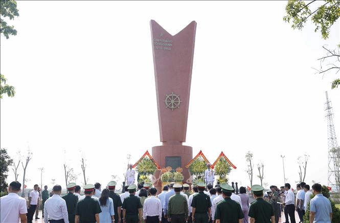 C&aacute;c đại biểu d&acirc;ng hoa, d&acirc;ng hương tưởng niệm tại Khu di t&iacute;ch Quốc gia đặc biệt Bến ph&agrave; Gianh, tỉnh Quảng Trị. Ảnh: Thống Nhất/TTXVN