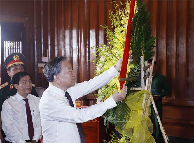 Tổng B&iacute; thư, Chủ tịch nước T&ocirc; L&acirc;m d&acirc;ng hoa tại Khu di t&iacute;ch Quốc gia đặc biệt Bến ph&agrave; Gianh. Ảnh: Thống Nhất/TTXVN