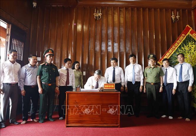 Tổng B&iacute; thư, Chủ tịch nước T&ocirc; L&acirc;m ghi lưu b&uacute;t tại đền thờ trong Khu di t&iacute;ch Quốc gia đặc biệt Bến ph&agrave; Gianh. Ảnh: Thống Nhất/TTXVN