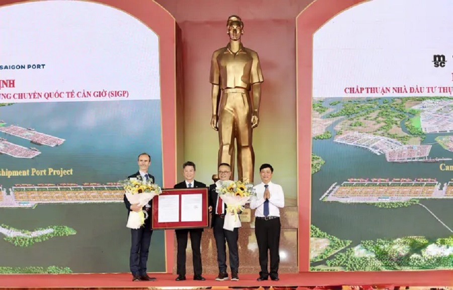 Đồng ch&iacute; V&otilde; Văn Minh thay mặt l&atilde;nh đạo TP. HCM trao quyết định chấp thuận Nh&agrave; đầu tư Dự &aacute;n Cảng trung chuyển quốc tế Cần Giờ