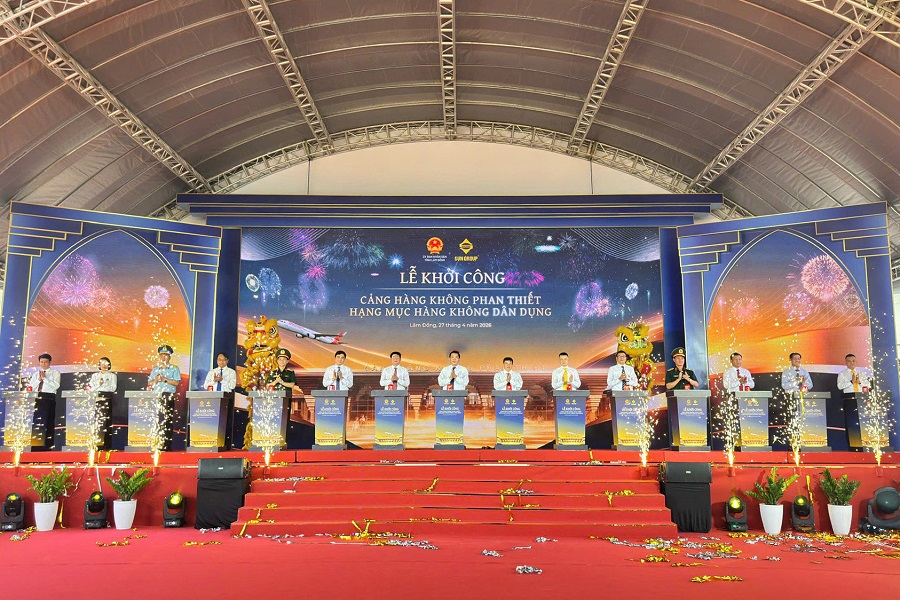 C&aacute;c đồng ch&iacute; l&atilde;nh đạo tỉnh, Bộ X&acirc;y dựng v&agrave; đơn vị li&ecirc;n quan bấm n&uacute;t thực hiện nghi thức khởi c&ocirc;ng dự &aacute;n Cảng h&agrave;ng kh&ocirc;ng d&acirc;n dụng Phan Thiết hạng mục d&acirc;n dụng