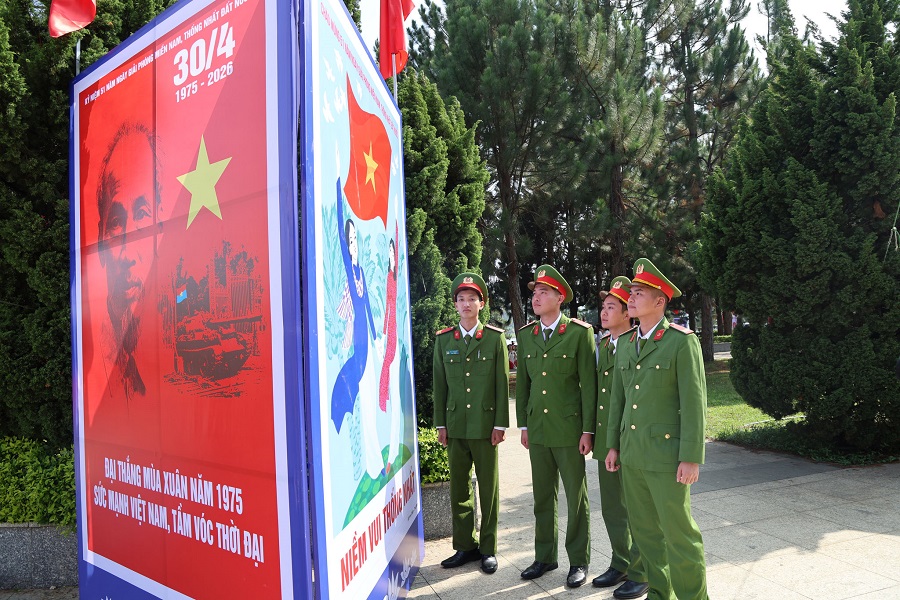 C&aacute;n bộ, chiến sĩ lực lượng vũ trang tham quan triển l&atilde;m