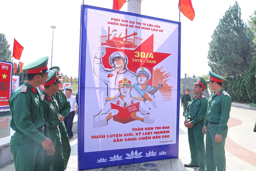 C&aacute;n bộ, chiến sĩ tham quan, t&igrave;m hiểu c&aacute;c t&aacute;c phẩm tranh cổ động tại triển l&atilde;m