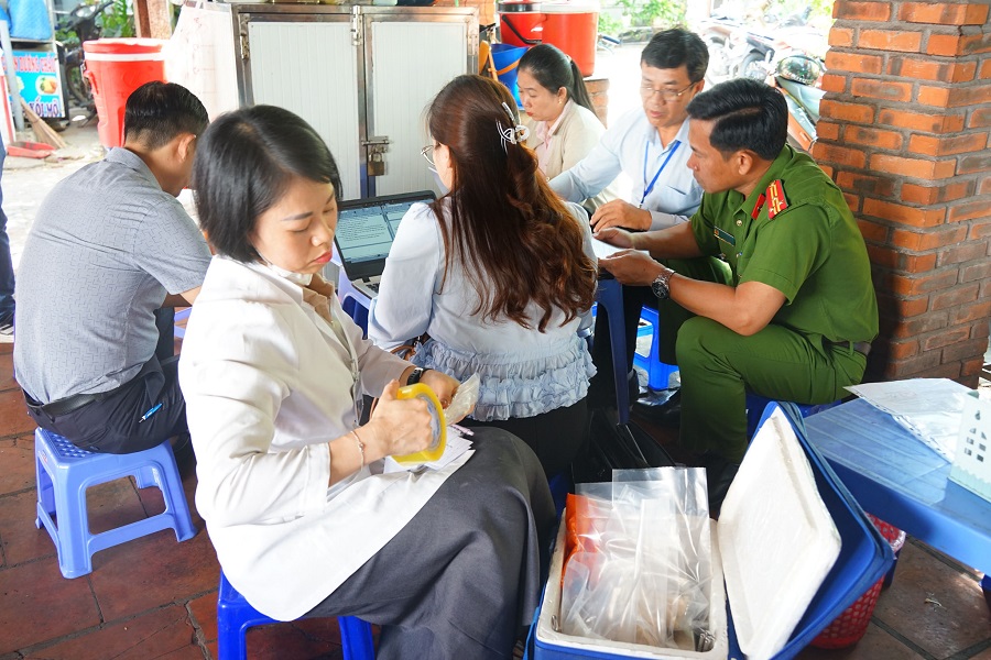 C&aacute;n bộ đo&agrave;n kiểm tra tiến h&agrave;nh lấy mẫu thực phẩm ni&ecirc;m phong để kiểm tra