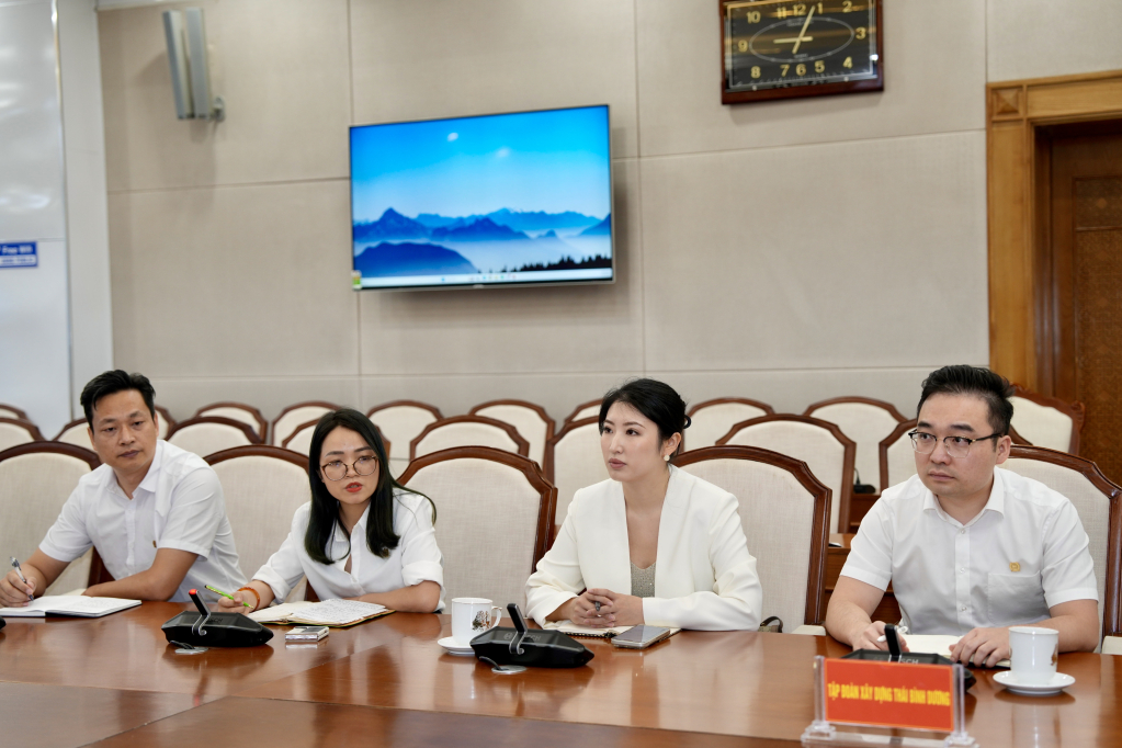 Đại diện nh&agrave; đầu tư v&agrave; đơn vị tư vấn b&aacute;o c&aacute;o c&aacute;c &yacute; tưởng thiết kế cầu Cửa Lục 2