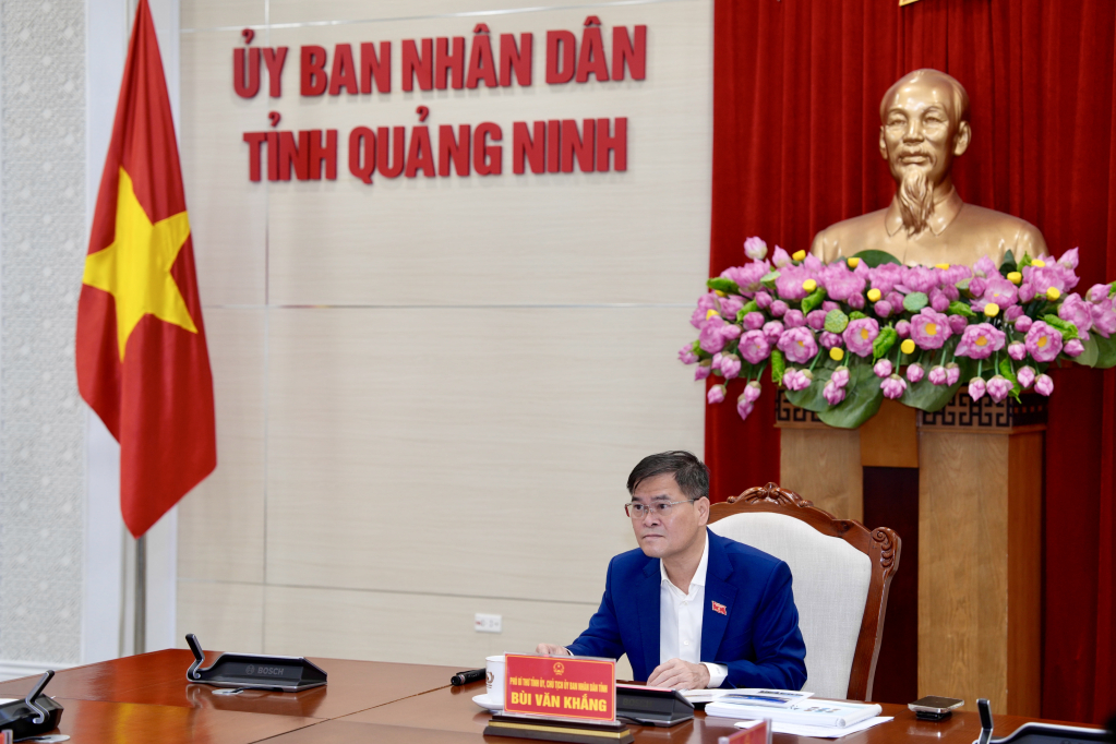 &Ocirc;ng B&ugrave;i Văn Khắng, Ph&oacute; B&iacute; thư Tỉnh ủy, Chủ tịch UBND tỉnh Quảng Ninh, chủ tr&igrave; cuộc họp