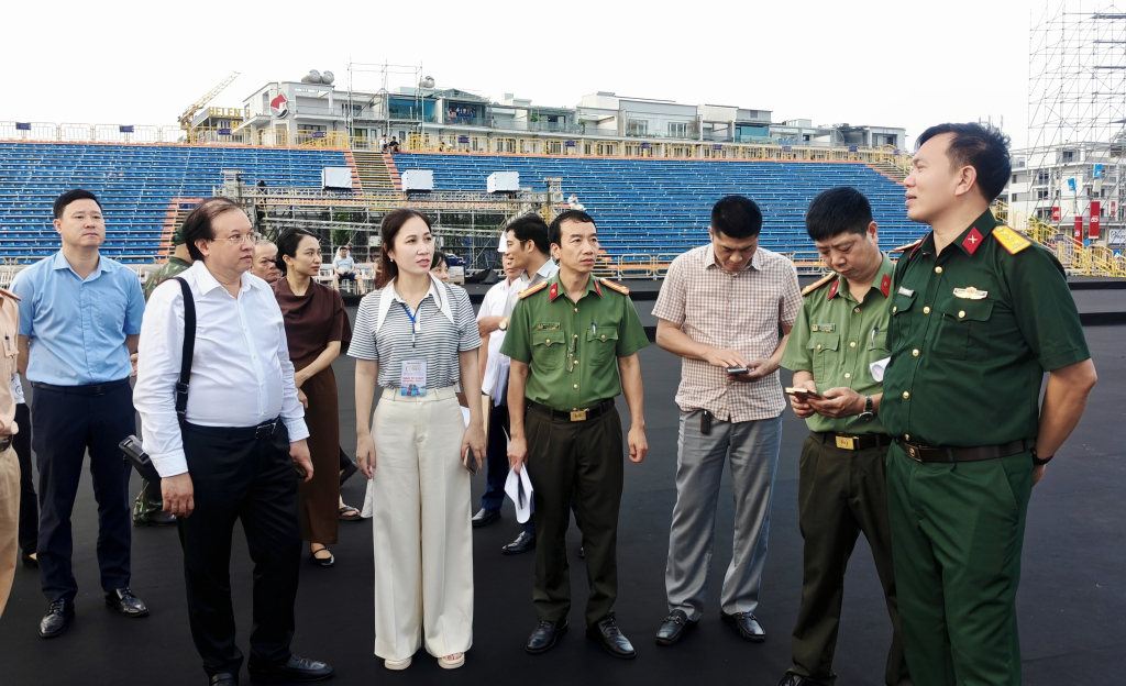 &Ocirc;ng Tạ Quang Đ&ocirc;ng, Thứ trưởng Bộ Văn ho&aacute;, Thể thao v&agrave; Du lịch, Tổng đạo diễn Chương tr&igrave;nh nghệ thuật khai mạc Carnaval Hạ Long 2026 c&ugrave;ng c&aacute;c th&agrave;nh vi&ecirc;n của Ban Tổ chức kiểm tra thống nhất c&aacute;c phương &aacute;n tổ chức phần diễn diễu Carnaval Hạ Long 2026