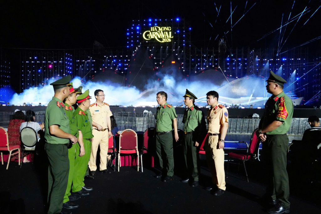 Thượng t&aacute; Nguyễn Đức Mạnh, Ph&oacute; Gi&aacute;m đốc C&ocirc;ng an tỉnh trực tiếp kiểm tra, chỉ đạo tại c&aacute;c tổ chốt