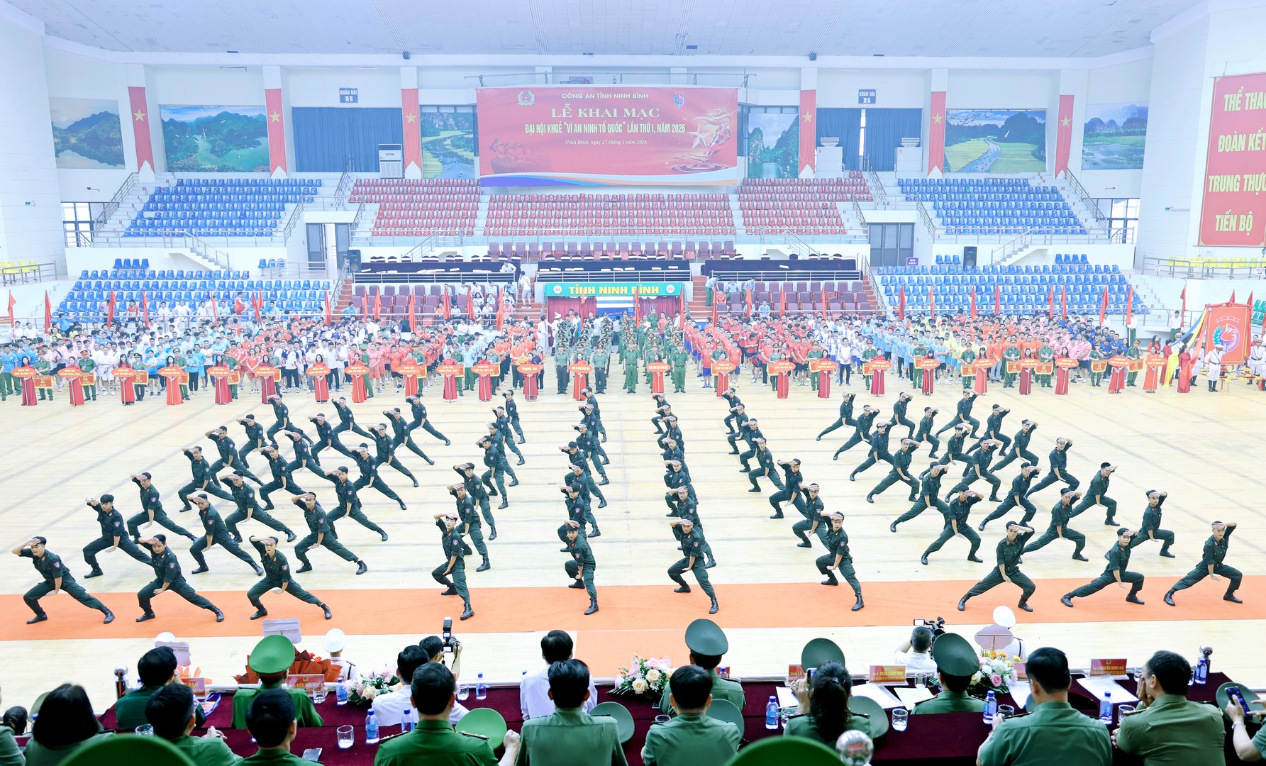 m&agrave;n biểu diễn nghệ thuật, đồng diễn v&otilde; thuật C&ocirc;ng an nh&acirc;n d&acirc;n với quy m&ocirc; lớn, sự tham gia của h&agrave;ng trăm c&aacute;n bộ, chiến sĩ đ&atilde; tạo n&ecirc;n kh&ocirc;ng kh&iacute; s&ocirc;i động, h&agrave;o h&ugrave;ng, thể hiện tinh thần đo&agrave;n kết, sức mạnh tập thể v&agrave; sự ph&aacute;t triển to&agrave;n diện của phong tr&agrave;o thể dục, thể thao trong to&agrave;n lực lượng.