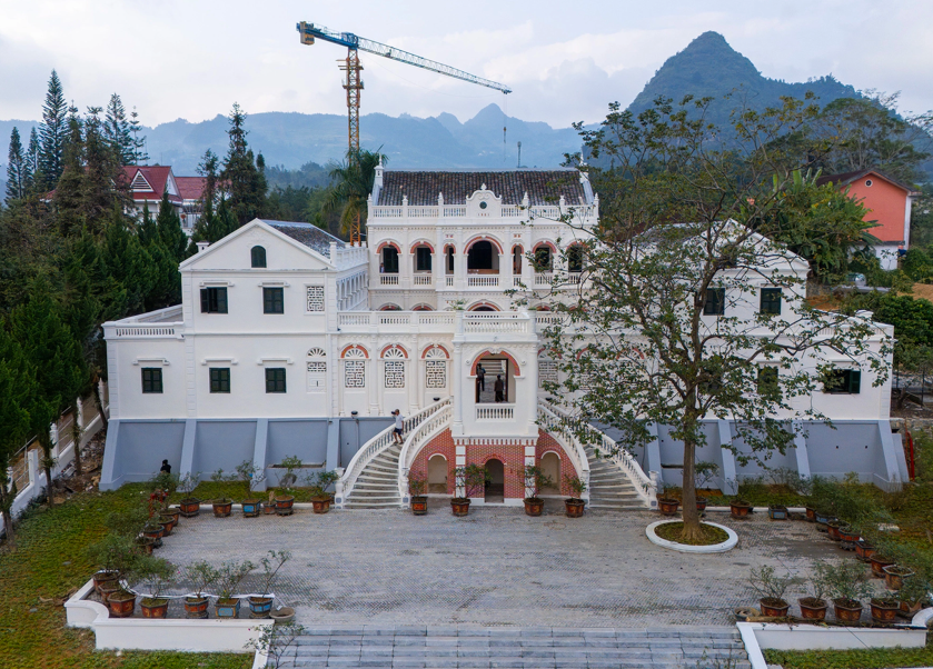 Du kh&aacute;ch c&oacute; thể tham quan vẻ đẹp kiến tr&uacute;c độc đ&aacute;o của Dinh thự Ho&agrave;ng A Tưởng