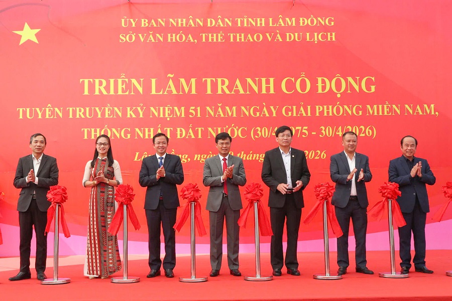 Đồng ch&iacute; Đinh Văn Tuấn, Tỉnh ủy vi&ecirc;n, Ph&oacute; Chủ tịch UBND tỉnh v&agrave; đại biểu sở, ng&agrave;nh thực hiện nghi thức cắt băng khai mạc Triển l&atilde;m tranh cổ động kỷ niệm 51 năm Ng&agrave;y Giải ph&oacute;ng miền Nam, thống nhất đất nước