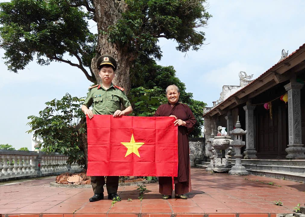 Ninh Bình: Tổ chức hoạt động trao tặng Cờ Tổ quốc cho các cơ sở tôn giáo trên địa bàn