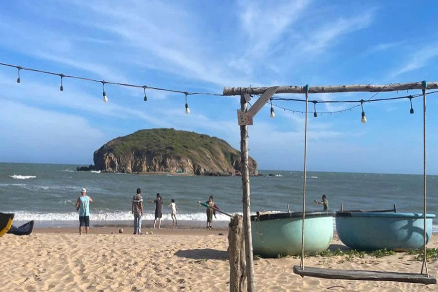 Du kh&aacute;ch c&oacute; thể thỏa sức tắm biển, cắm trại, đốt lửa b&ecirc;n bờ biển để cảm nhận sự hoang sơ, b&igrave;nh dị nơi đ&acirc;y