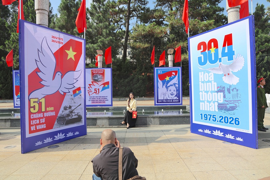 Du kh&aacute;ch ghi lại khoảnh khắc tại kh&ocirc;ng gian triển l&atilde;m trong kh&ocirc;ng kh&iacute; hướng về ng&agrave;y 30/4 lịch sử