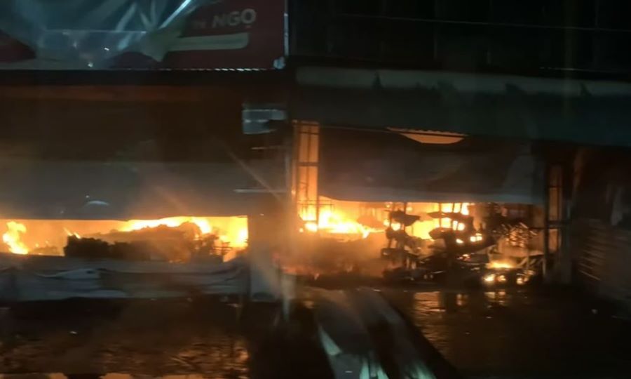 Hà Tĩnh: Cháy chợ lúc rạng sáng, 2 ki-ốt bị thiêu rụi