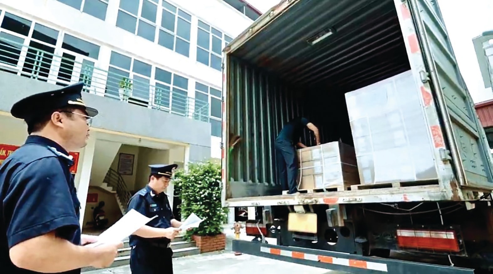 Hoạt động nghiệp vụ của c&ocirc;ng chức Chi cục Hải quan khu vực IV. Ảnh: HA