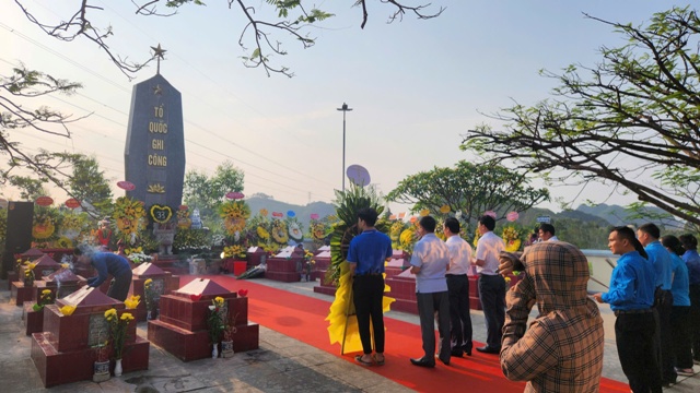 Đ&agrave;i tưởng niệm 33 chiến sĩ Thanh ni&ecirc;n xung phong hy sinh tại hang Hỏa Tiễn.