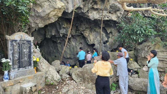 Hang Hỏa Tiễn, nơi 33 chiến sĩ Thanh ni&ecirc;n xung phong anh dũng hy sinh.