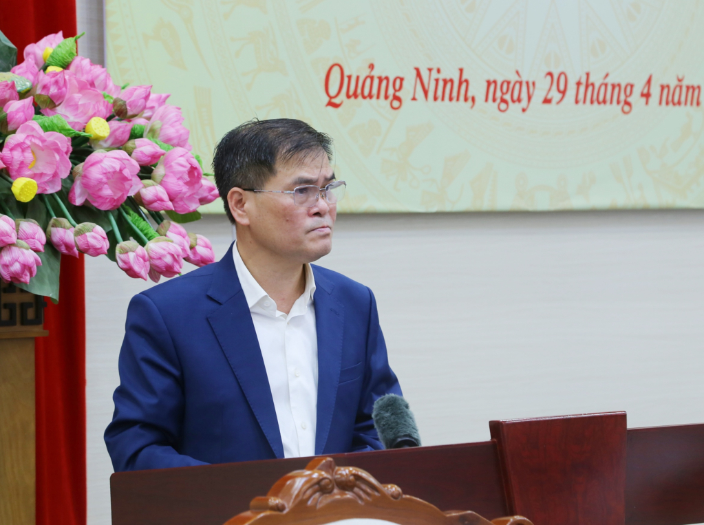 &Ocirc;ng B&ugrave;i Văn Khắng, Ph&oacute; B&iacute; thư Tỉnh ủy, Chủ tịch UBND tỉnh, Trưởng Ban Chỉ huy Ph&ograve;ng thủ d&acirc;n sự tỉnh Quảng Ninh chỉ đạo tại hội nghị
