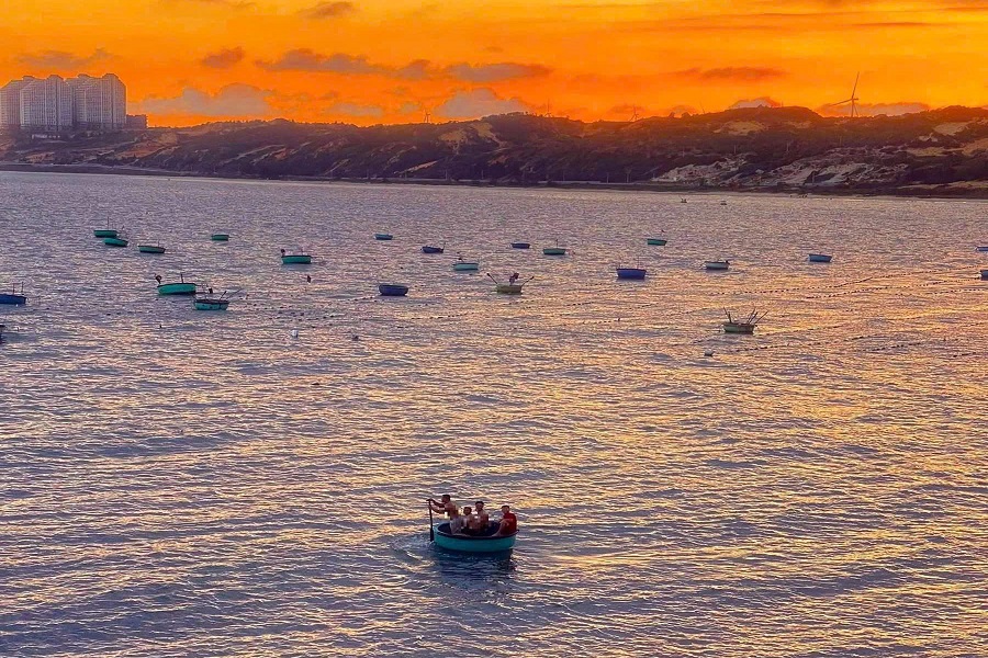 Du kh&aacute;ch c&oacute; thể thỏa sức tắm biển, cắm trại, đốt lửa b&ecirc;n bờ biển để cảm nhận sự hoang sơ, b&igrave;nh dị nơi đ&acirc;y