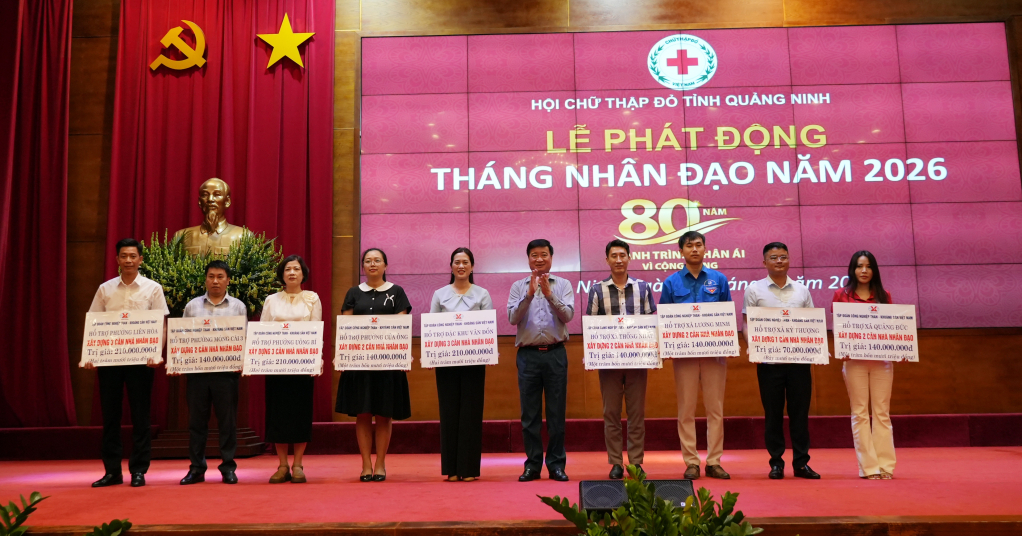 Hội Chữ thập đỏ tỉnh tiếp nhận ủng hộ của Tập đo&agrave;n C&ocirc;ng nghiệp Than - Kho&aacute;ng sản Việt Nam trị gi&aacute; 1,4 tỷ đồng, hỗ trợ x&acirc;y dựng 20 nh&agrave; nh&acirc;n đạo cho 9 địa phương