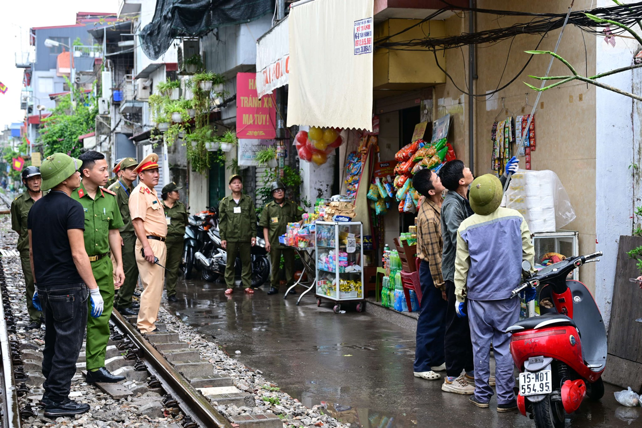 Hải Phòng: Giải tỏa vi phạm hành lang an toàn đường sắt tại phường Lê Chân và An Biên