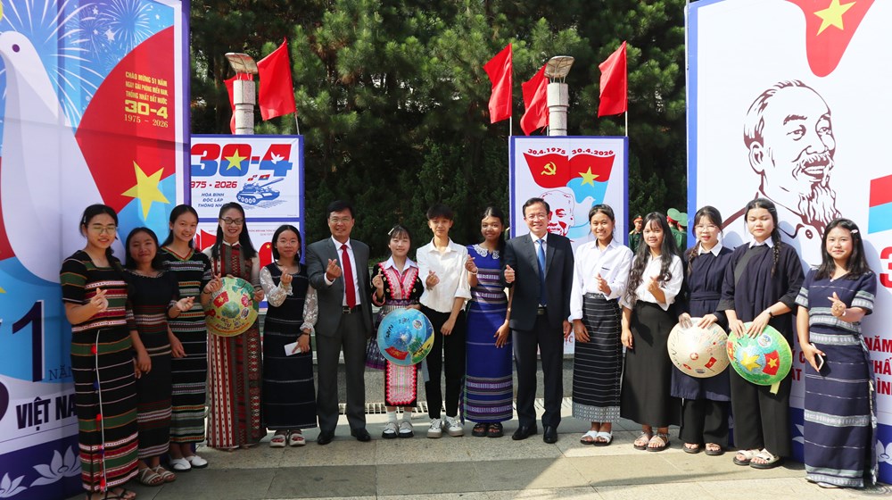 Lâm Đồng: Khai mạc Triển lãm tranh cổ động kỷ niệm 51 năm Ngày Giải phóng miền Nam