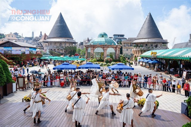 Ấn tượng thị gi&aacute;c m&atilde;n nh&atilde;n từ c&aacute;c show diễn nghệ thuật ngo&agrave;i trời tại B&agrave; N&agrave;.