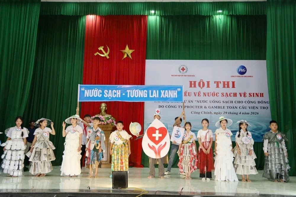 Phần thi ch&agrave;o hỏi của c&aacute;c đội thi.