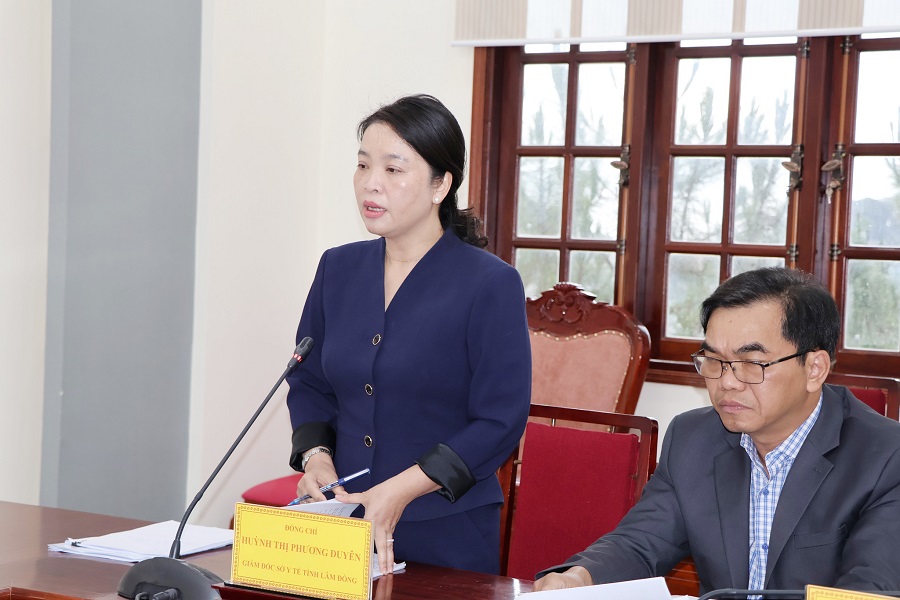 L&atilde;nh đạo Sở Y tế b&aacute;o c&aacute;o tại cuộc họp