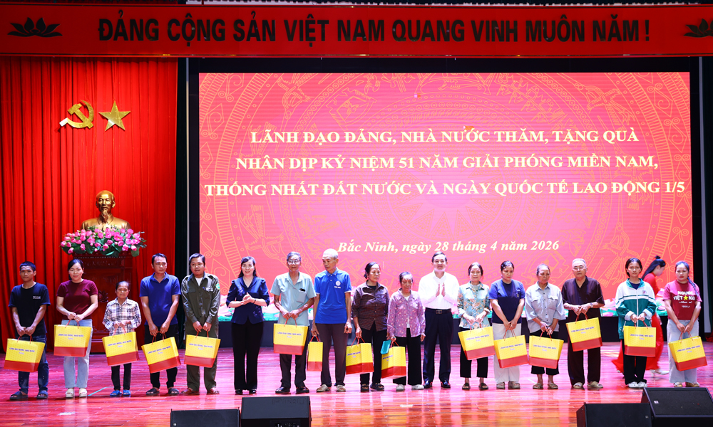 Đồng ch&iacute; Phạm Ho&agrave;ng Sơn v&agrave; đồng ch&iacute; Nguyễn Thị H&agrave; trao tặng qu&agrave; cho đại diện c&aacute;c gia đ&igrave;nh ch&iacute;nh s&aacute;ch, người c&oacute; c&ocirc;ng, gia đ&igrave;nh c&oacute; ho&agrave;n cảnh kh&oacute; khăn tại x&atilde; Y&ecirc;n Phong.