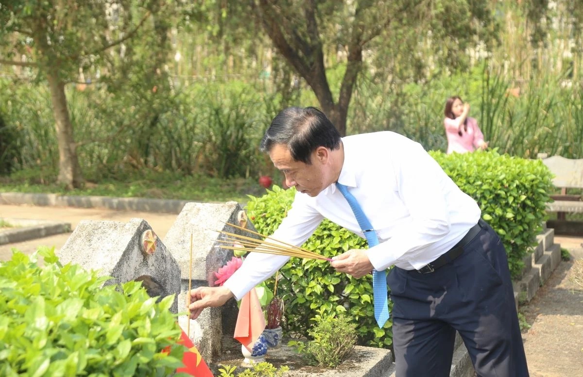 Đoàn đại biểu tỉnh Thanh Hóa dâng hương tưởng niệm Chủ tịch Hồ Chí Minh, Mẹ Việt Nam Anh hùng