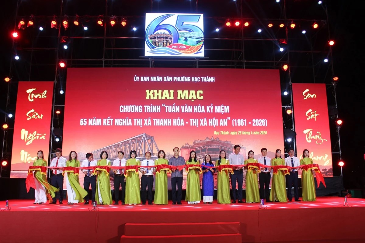 C&aacute;c đồng ch&iacute; l&atilde;nh đạo c&ugrave;ng đại biểu thực hiện nghi thức khai mạc Tuần Văn h&oacute;a.