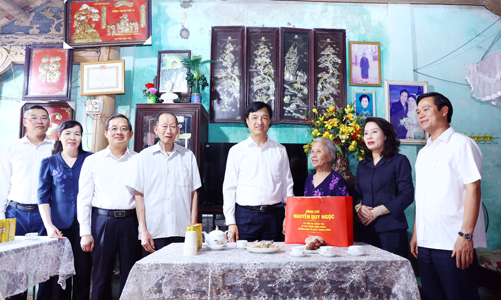 Đo&agrave;n c&ocirc;ng t&aacute;c Trung ương v&agrave; tỉnh Bắc Ninh thăm, tặng qu&agrave; gia đ&igrave;nh b&agrave; Nguyễn Thị Thoa.