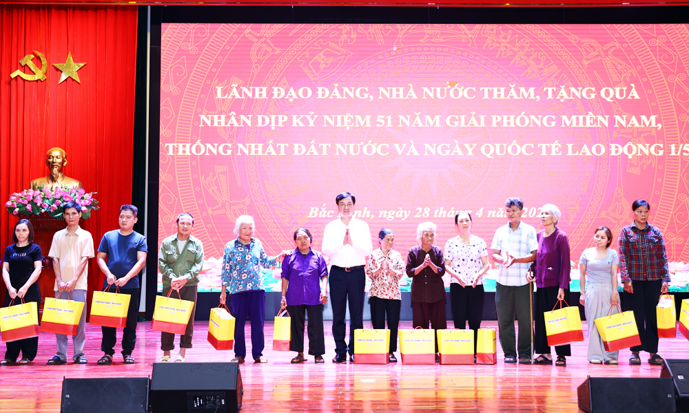 Đồng ch&iacute; Nguyễn Duy Ngọc trao tặng qu&agrave; cho c&aacute;c gia đ&igrave;nh ch&iacute;nh s&aacute;ch, người c&oacute; c&ocirc;ng, hộ ngh&egrave;o, c&ocirc;ng nh&acirc;n, người lao động c&oacute; ho&agrave;n cảnh kh&oacute; khăn thuộc địa b&agrave;n 5 x&atilde;: Y&ecirc;n Phong, Tam Đa, Tam Giang, Văn M&ocirc;n, Y&ecirc;n Trung.