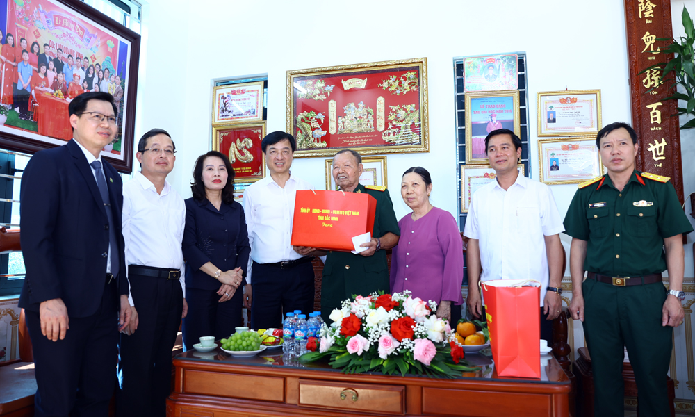 Trưởng Ban Tổ chức Trung ương Nguyễn Duy Ngọc thăm, tặng quà người có công, công nhân tại Bắc Ninh