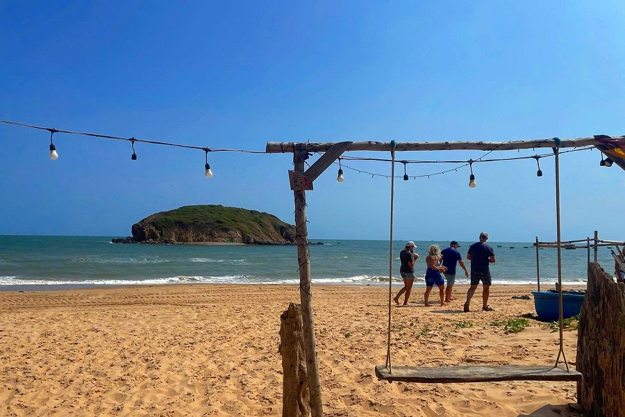 Những con s&oacute;ng nhẹ nh&agrave;ng vỗ bờ, &ocirc;m lấy dải c&aacute;t trắng mịn trải d&agrave;i