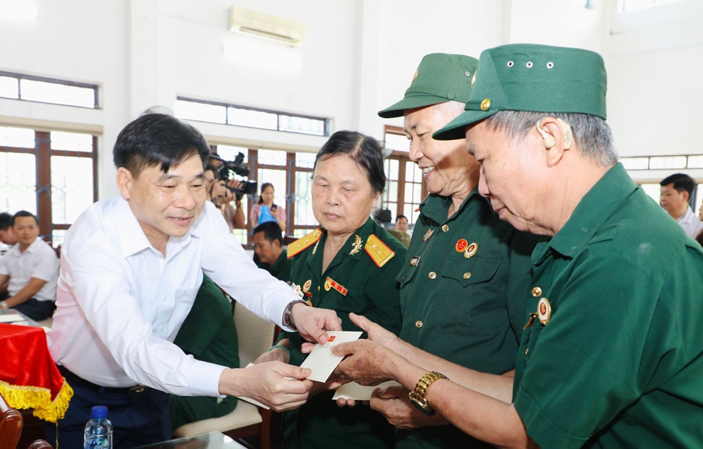 Trao quà của Tổng Bí thư, Chủ tịch nước cho Trung tâm điều dưỡng người có công Ninh Bình