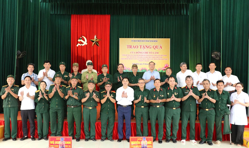 C&aacute;c đại biểu chụp h&igrave;nh lưu niệm (Ảnh: Hồng Giang - Đức Lam)