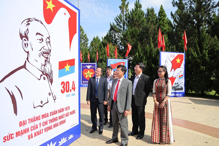 Đồng ch&iacute; Đinh Văn Tuấn, Tỉnh ủy vi&ecirc;n, Ph&oacute; Chủ tịch UBND tỉnh c&ugrave;ng c&aacute;c đại biểu tham quan, thưởng l&atilde;m c&aacute;c t&aacute;c phẩm tranh cổ động