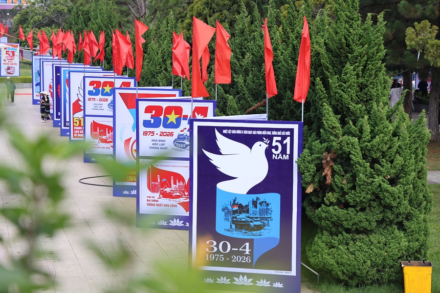 Sắc m&agrave;u cổ động lan tỏa trong đời sống, tạo n&ecirc;n kh&ocirc;ng kh&iacute; s&ocirc;i nổi hướng về ng&agrave;y 30/4 lịch sử của d&acirc;n tộc