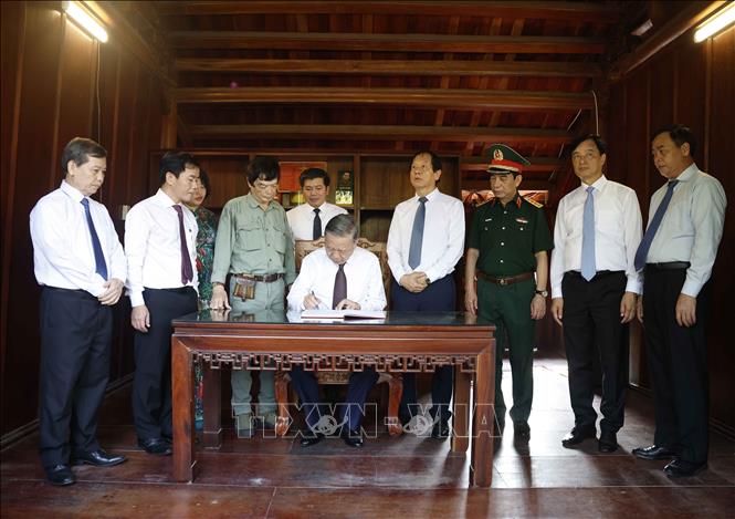 Tổng B&iacute; thư, Chủ tịch nước T&ocirc; L&acirc;m ghi lưu b&uacute;t. Ảnh: Thống Nhất/TTXVN