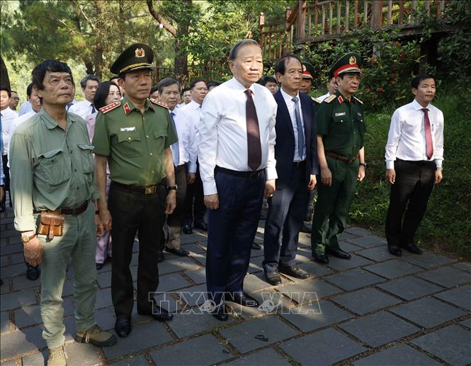 Nh&acirc;n kỷ niệm 51 năm ng&agrave;y Giải ph&oacute;ng miền Nam, thống nhất đất nước (30/4/1975 - 30/4/2026), s&aacute;ng 29/4/2026, trong chuyến c&ocirc;ng t&aacute;c tại tỉnh Quảng Trị, Tổng B&iacute; thư, Chủ tịch nước T&ocirc; L&acirc;m tới d&acirc;ng hoa, d&acirc;ng hương tưởng niệm tại khu mộ Đại tướng V&otilde; Nguy&ecirc;n Gi&aacute;p ở x&atilde; Ph&uacute; Trạch.