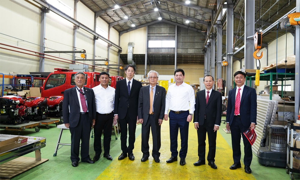 Đo&agrave;n c&ocirc;ng t&aacute;c tỉnh Bắc Ninh chụp ảnh lưu niệm c&ugrave;ng l&atilde;nh đạo Yamaguchi Shokai Co., Ltd. - doanh nghiệp sản xuất thiết bị v&agrave; phương tiện ph&ograve;ng ch&aacute;y, chữa ch&aacute;y tại tỉnh Mie (Nhật Bản).