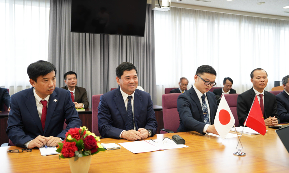 B&iacute; thư Tỉnh ủy Nguyễn Hồng Th&aacute;i ph&aacute;t biểu tại buổi l&agrave;m việc.