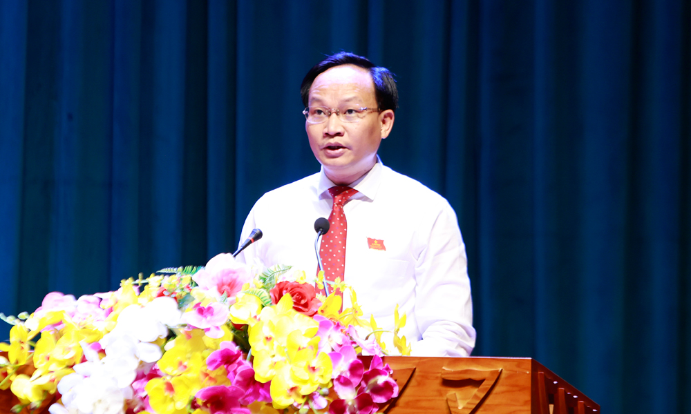 Đồng ch&iacute; Phạm Văn Thịnh tr&igrave;nh b&agrave;y c&aacute;c Tờ tr&igrave;nh của UBND tỉnh tr&igrave;nh tại kỳ họp.