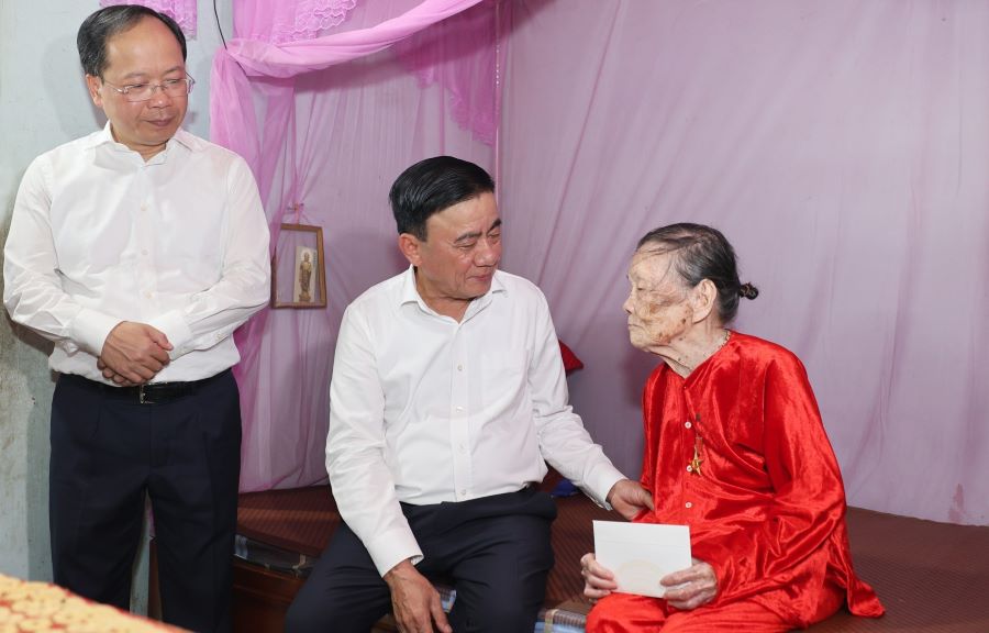 Thường trực Ban B&iacute; thư Trần Cẩm T&uacute; &acirc;n cần thăm hỏi Mẹ Việt Nam Anh h&ugrave;ng Nguyễn Thị Minh