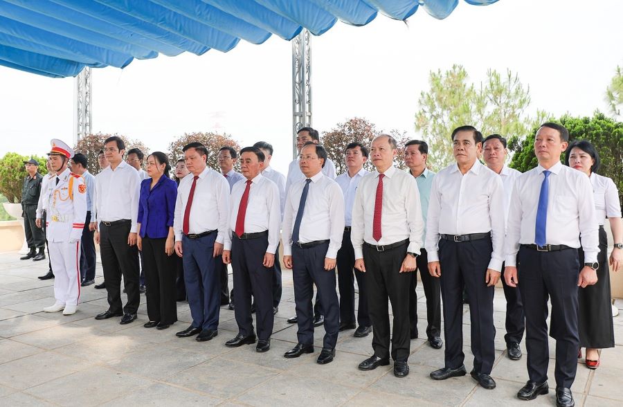 Thường trực Ban B&iacute; thư Trần Cẩm T&uacute; c&ugrave;ng đo&agrave;n c&ocirc;ng t&aacute;c d&acirc;ng hoa, d&acirc;ng hương tưởng niệm Tổng B&iacute; thư Trần Ph&uacute;