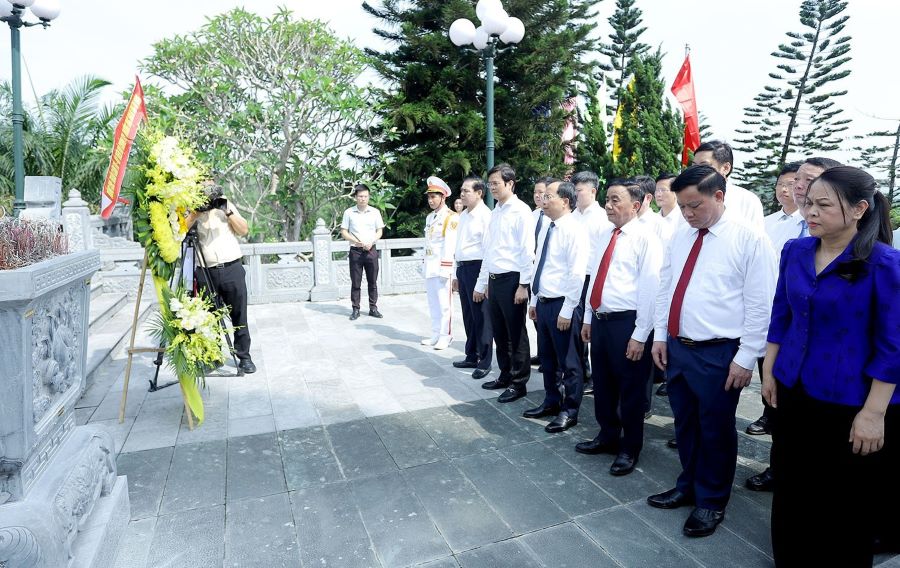 Thường trực Ban B&iacute; thư Trần Cẩm T&uacute; c&ugrave;ng đo&agrave;n c&ocirc;ng t&aacute;c d&acirc;ng hương, d&acirc;ng hoa tại Nghĩa trang Liệt sĩ quốc gia Nầm